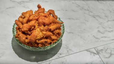 Cam kasede mermer masada kızarmış tavuk derisi biber ezmesi. Kızarmış acı biber ve kızarmış tavuk derisi, Tayland usulü yemek baharatları ve biber sosu, koruma konsepti, kopyalama alanı, seçmeli odaklanma..