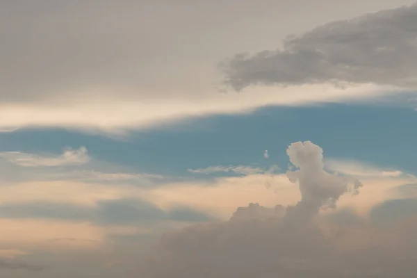 Langit Mendung Yang Indah Dengan Cahaya Yang Bersinar Dari Matahari — Stok Foto