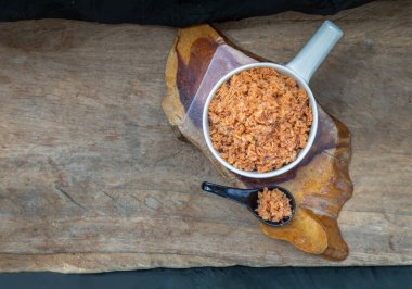 Tahta tahtada seramik kasede kurutulmuş karides ezmesi. Üst Görünüm, Boşluğu Kopyala, Seçici Odaklanma.