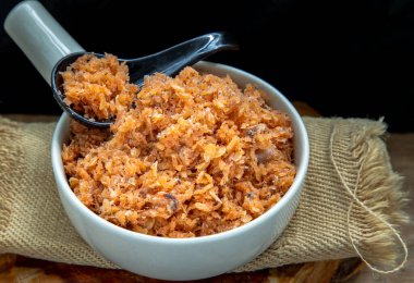 Kahverengi topçu çuvalında, beyaz seramik kasede kurutulmuş karides ezmesi. Uzayı kopyala, Seçici odak. Boşluğu kopyala, Seçici odak.