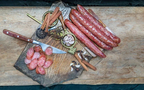 Salsiccia Cinese Essiccata Con Erba Vecchio Sfondo Legno Asia Food — Foto Stock