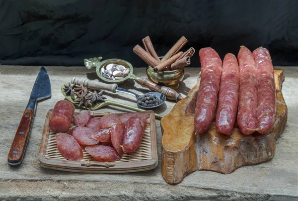 Salsiccia Cinese Essiccata Con Erba Vecchio Tavolo Legno Asia Food — Foto Stock