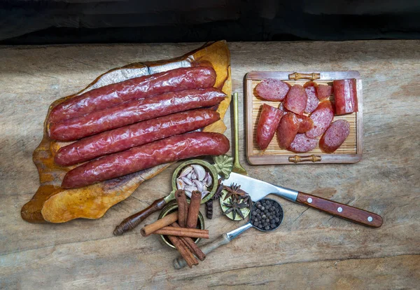 Salsicha Chinesa Seca Com Ervas Velha Mesa Madeira Estilo Comida — Fotografia de Stock