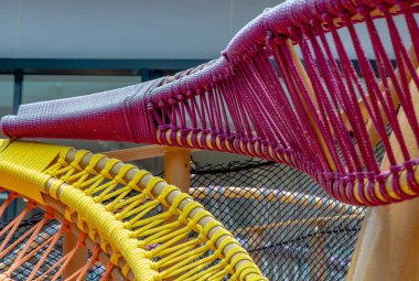 Örülmüş renkli ipler, açık havada kullanıma uygun yumuşak ve esnek ip. Düzenli bir şekilde örülmüş güzel pamuk halat, renkli arka plan ya da duvar kağıdı. Boşluğu kopyala, Seçici odak.