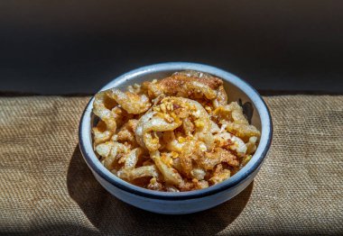 Domuz yağından çatırdayan domuz eti ya da seramik kasede kızartılmış domuz eti. Lezzetli bir aperatif. Boşluğu kopyala, Seçici odak.