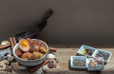 Haşlanmış yumurta (kai pa lo) ve Göbek Pork Çin beş baharatlı baharat anason yıldızı, tarçın, sarımsak ve karabiber ile süslenmiş soya soslu eski ahşap masa, Asya yemeği, Kopya alanı, Seçici odak noktası.