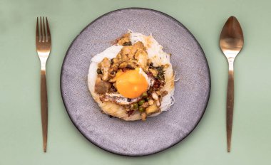 Tavuklu yeşil köri (tavuklu Kaeng kheow hwan) seramik tabakta yumuşak pirinç eriştesinin üzerinde. Otantik Tayland yemekleri, Seçici odaklanma.