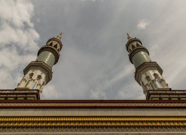 Bangkok, Tayland - 07 Haziran 2021: İki adet Mescid Al Kulesi - Yusraw veya Al - Yusraw Camii, öğleden sonra Bangkok 'ta. Müslüman camisi, İslami cami, özellikle odak noktası yok..