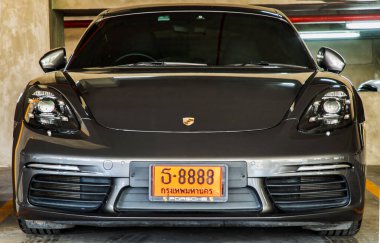 Bangkok, Tayland - 26 Haziran 2021: Otoparka park edilmiş Porsche spor arabasının ön görüntüsü. Seçici odak.