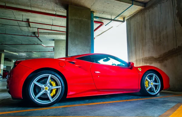 Bangkok, Tayland - 06 Haziran 2021: Otoparktaki Red metalik Ferrari 'nin yan görüntüsü. Ferrari İtalyan spor arabasıdır. Seçici odak.