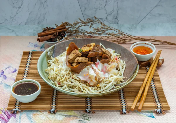 Çin usulü pilav eriştesi ve seramik tabakta fasulye filizi ile servis edilen acı biberli tatlı soya soslu haşlanmış domuz eti. Asya yemek tarzı, kopyalama alanı, seçmeli odak.