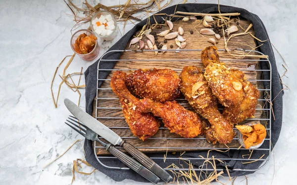 Kızarmış tavuk budu ya da Kore usulü turp ve kimchi ile servis edilen sarımsak soslu susamlı kızarmış tavuk budu. Asya gıda konsepti, Üst Görünüm, Kopyalama alanı, Seçici odak.