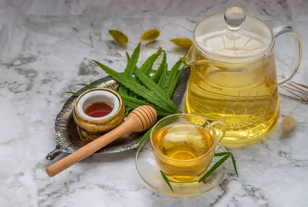 Frissítő Élvezze Egy Csésze Cannabis Gyógynövény Tea Szár Zöld Marihuána — Stock Fotó