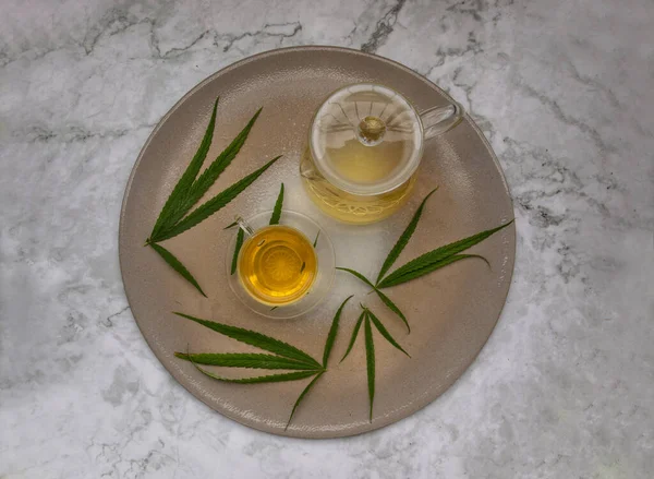 Refrescante Disfrutar Con Una Taza Hierbas Cannabis Tallo Con Hojas — Foto de Stock