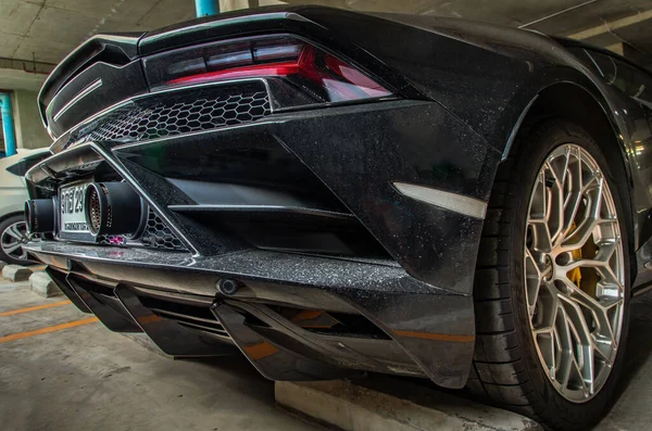バンコク 2021年7月26日 駐車場に停められた黒いランボルギーニスポーツカーのリアライトまたはテールランプ 排気管とホイール ランボルギーニ Lamborghini はイタリアのスポーツカー 選択的焦点 — ストック写真