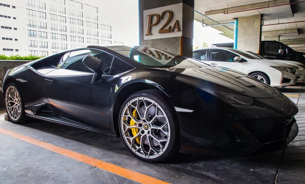 バンコク 2021年7月26日 駐車場に停められた黒いランボルギーニスポーツカーの車輪の側面図 ランボルギーニ Lamborghini はイタリアのスポーツカー 選択的焦点 — ストック写真