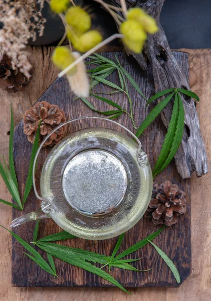 Çaydanlıkta Esrarlı Bitki Çayı Ahşap Arka Planda Yeşil Marihuana Yaprakları — Stok fotoğraf