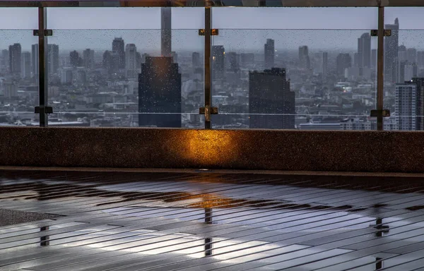 バンコク 7月2021 都市の景色を望む屋上テラス日没時に雨が降っている間 コピースペース 選択フォーカス — ストック写真