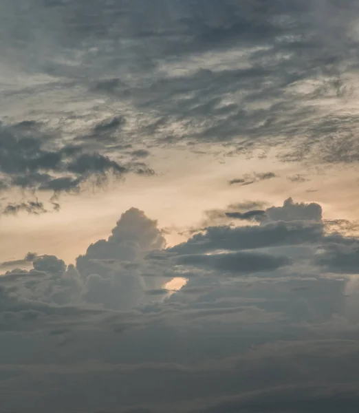 Beau Ciel Couchant Dessus Des Nuages Avec Une Lumière Spectaculaire — Photo