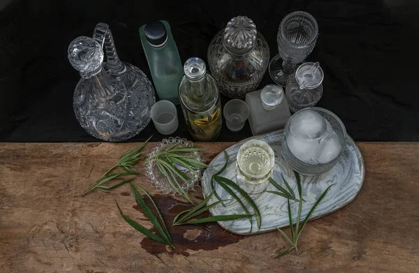 冰凉的大麻 生物多样性公约 在木制背景的晶莹透明的玻璃杯中注入了冰凉的大麻叶 大麻鸡尾酒 用于睡眠和焦虑的医疗用途 草药和健康饮料的概念 选择性焦点 — 图库照片