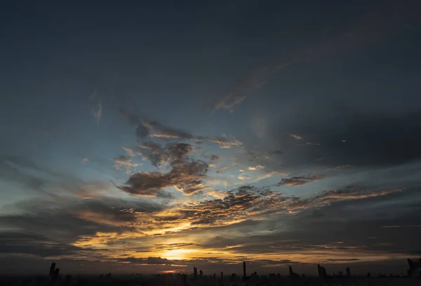 劇的な光で雲の上に美しい夕日の空 美しい燃える夕日の風景 コピースペース 選択的な焦点 — ストック写真