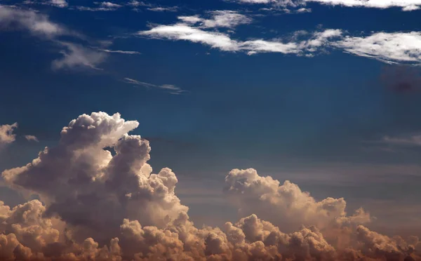하늘의 속에서 빛난다 구름의 모양은 상상력 과창의 일으킵니다 그것들은 놀랍게 — 스톡 사진