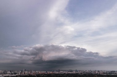 Güneş gökyüzündeki bulutların arasından parlıyor. Bulutların şekli hayal gücünü ve yaratıcılığı çağrıştırıyor. Harika görünen duvar kağıtları olarak kullanılabilirler. Uzayı kopyala, özellikle odak yok..
