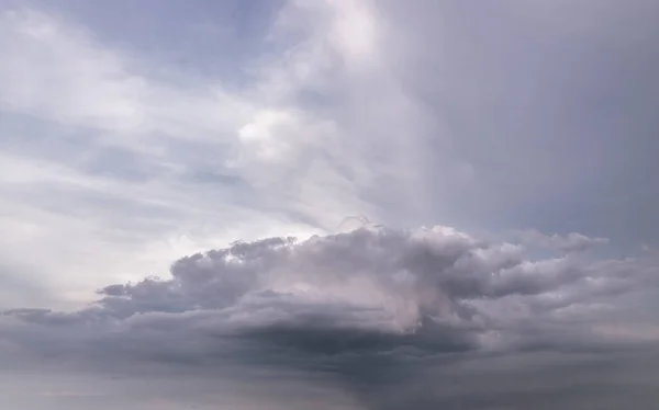 Die Sonne Scheint Durch Die Wolken Himmel Die Form Der — Stockfoto