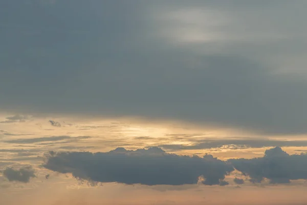 Beau Ciel Couchant Dessus Des Nuages Avec Une Lumière Spectaculaire — Photo