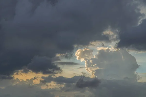 Sol Brilha Através Das Nuvens Céu Por Sol Com Luz — Fotografia de Stock