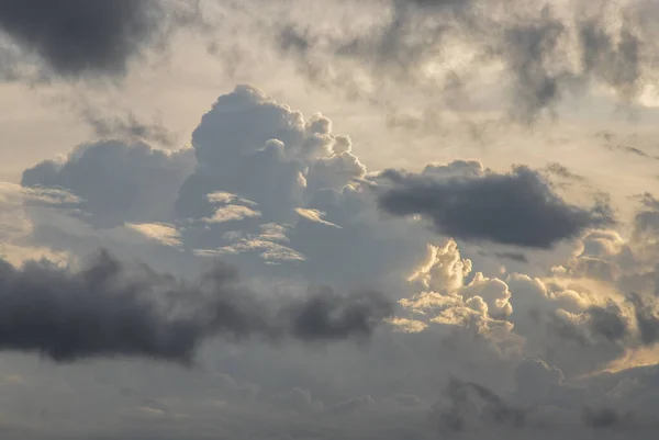 Nap Drámai Fénnyel Süt Felhők Között Naplemente Égboltján Felhők Alakja — Stock Fotó