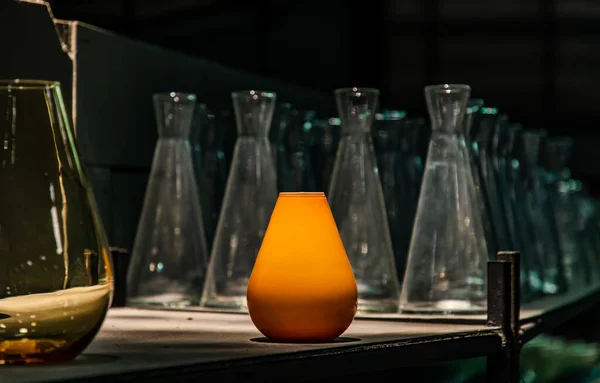 Показ Жовтих Скляних Ваз Полиці Складі Посуду Концепція Дизайну Оздоблення — стокове фото