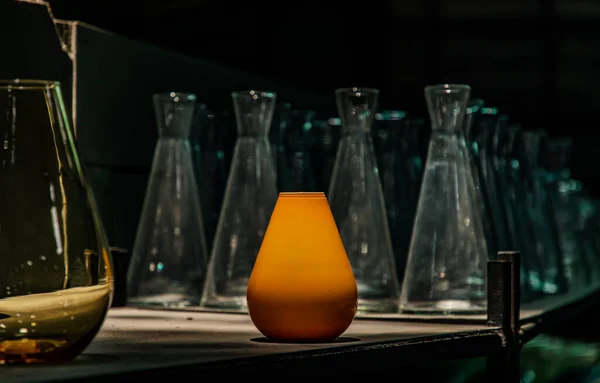 Показ Жовтих Скляних Ваз Полиці Складі Посуду Концепція Дизайну Оздоблення — стокове фото