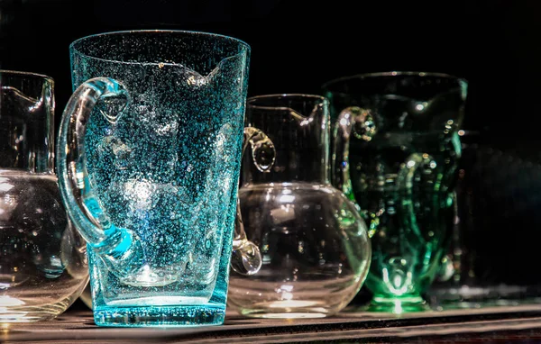 ガラス製品倉庫の棚に透明なガラスカップと瓶のディスプレイ インテリアデザインと装飾の概念 選択的焦点 — ストック写真