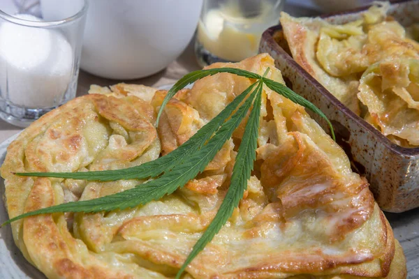 Zbliżenie Domowe Słodkie Smażenie Roti Cannabis Pancake Konopi Płycie Ceramicznej — Zdjęcie stockowe