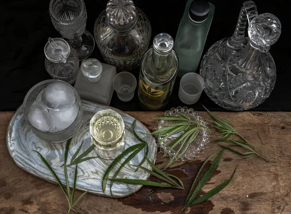冰凉的大麻 生物多样性公约 在木制背景的晶莹透明的玻璃杯中注入了冰凉的大麻叶 大麻鸡尾酒 用于睡眠和焦虑的医疗用途 草药和健康饮料的概念 选择性焦点 — 图库照片