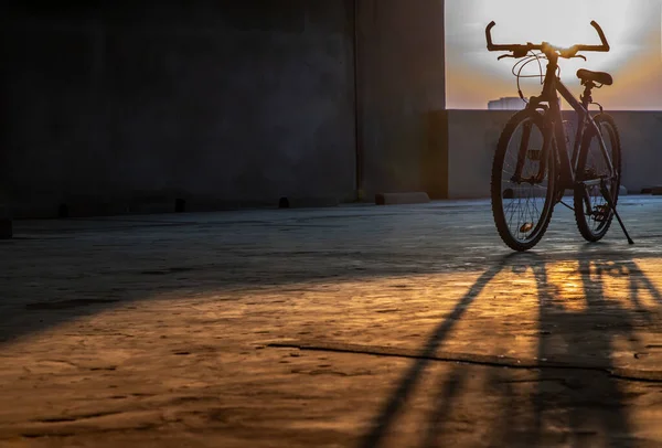 黄昏时分 阳光穿过停车场的山地自行车 有选择的重点 — 图库照片