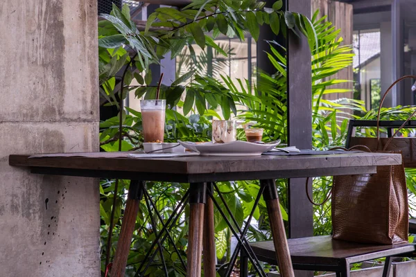 Panadería Café Helado Sobre Mesa Madera Con Fondo Jardín Verde —  Fotos de Stock