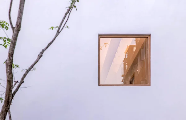 Beyaz Duvarlardaki Cam Pencereye Yansıyan Binalar Seçici Odak — Stok fotoğraf