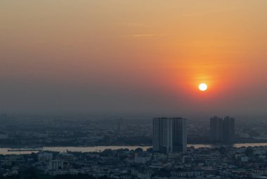Bangkok, Tayland - 12 Ocak 2021: Gün batımından önce Bangkok City 'nin gökdelen ve gökdelenin muhteşem manzarasının havadan görünüşü günün geri kalanı için rahatlatıcı bir his yaratıyor. Akşam vakti, Seçici Odaklanma.