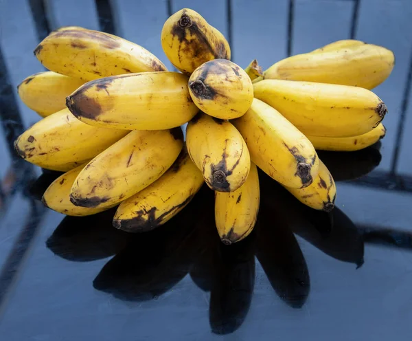 Bunch Lady Finger Bananas Tropical Fruit Natural Product Black Table — Fotografia de Stock