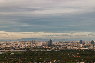 Bangkok, Tayland - 19 Haziran 2021: Günbatımından önceki güzel gökdelen manzarasının hava manzarası günün geri kalanı için rahatlatıcı bir his yaratıyor. Seçici odak.