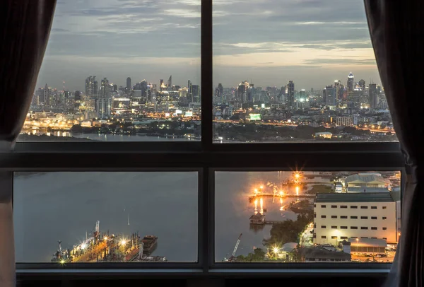 バンコク2021年8月4日 ガラスで構成された窓の角度は 夕方に川の見える美しい街の景色を見ることができます 選択的焦点 — ストック写真