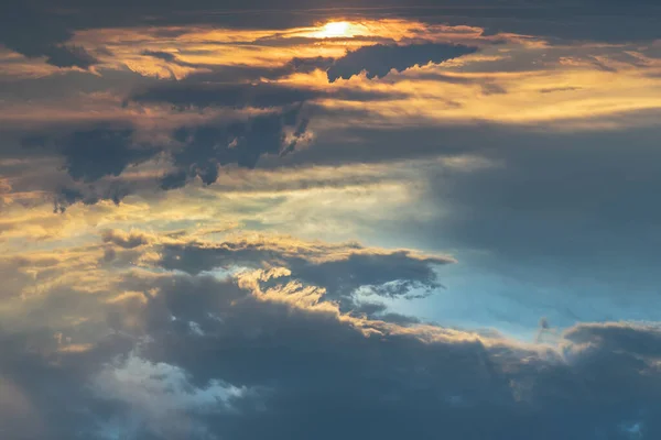 Nap Drámai Fénnyel Süt Felhők Között Naplemente Égboltján Felhők Alakja — Stock Fotó
