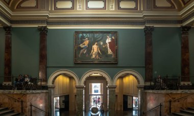 Londra, Birleşik Krallık - 19 Nisan 2019: Trafalgar Meydanı 'ndaki Ulusal Portre Galerisi. Londra 'nın sanat ve müze eserleri. Seçici odak.