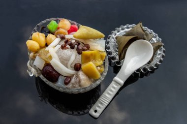 Geleneksel Çin buzlu tatlıları burada çok lezzetlidir. Tatlı patates topları, çim jölesi, kırmızı fasulye, Ginkgo, Taro topları, nilüfer tohumları, darı, hurma, longan ve haşlanmış un karışımı. Cam kasede kaynatılmış şeker şurubuyla kaplı.