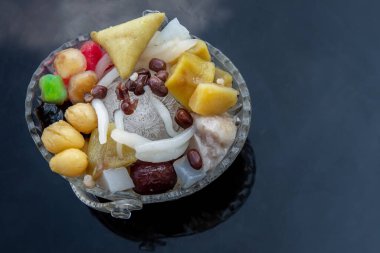 Geleneksel Çin buzlu tatlıları burada çok lezzetlidir. Tatlı patates topları, çim jölesi, kırmızı fasulye, Ginkgo, Taro topları, nilüfer tohumları, darı, hurma, longan ve haşlanmış un karışımı gibi pek çok tahıl var. Se