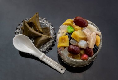 Geleneksel Çin buzlu tatlıları burada çok lezzetlidir. Tatlı patates topları, çim jölesi, kırmızı fasulye, Ginkgo, Taro topları, nilüfer tohumları, darı, hurma, longan ve haşlanmış un karışımı. Cam kasede kaynatılmış şeker şurubuyla kaplı.