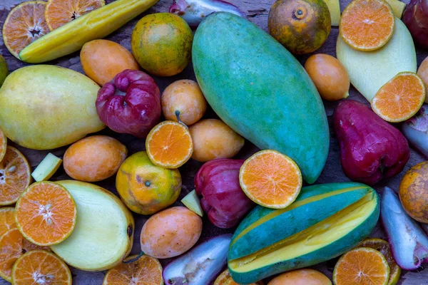Variedade Frutas Frescas Sortidas Velha Mesa Madeira Frutos Variados Fundo — Fotografia de Stock