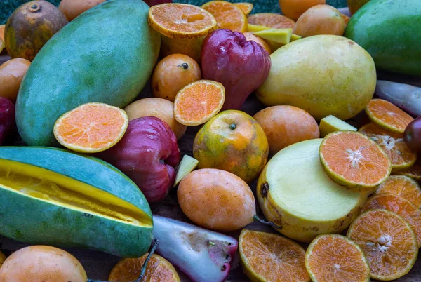 Variedade Frutas Frescas Sortidas Velha Mesa Madeira Frutos Variados Fundo — Fotografia de Stock